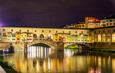 Fototapeta na wymiar The Ponte Vecchio in Florence at night