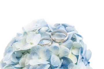 Crédence de cuisine en verre imprimé Hortensia wedding ring with blue hydrangea on white background