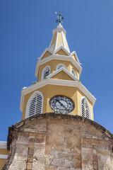 Fototapeta na wymiar Vista de la icónica Torre del Reloj en la ciudad antigua de Cartagena de Indias en Colombia