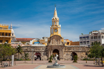 Vista de la icónica Torre del Reloj y el camellón de los mártires en la ciudad antigua de Cartagena de Indias en Colombia