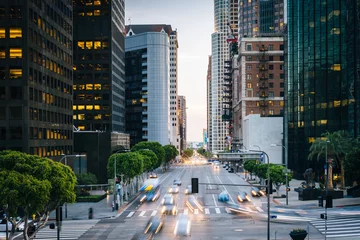 Fotobehang Traffic and buildings on Figueroa Street, in the Financial Distr © jonbilous