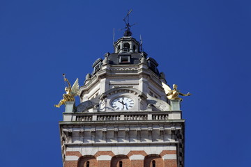 Fototapeta na wymiar Horloge en haut du clocher, ciel bleu