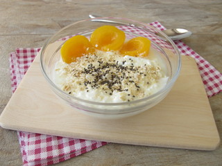 Dickmilch mit Aprikosen, Getreideflocken und Chiasamen