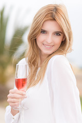 Mädchen lächelt mit Glas in der Hand