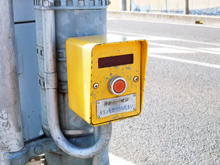 歩行者用信号の押しボタン