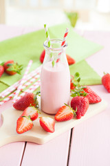 Milch mit frischen Erdbeeren