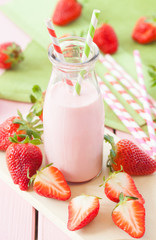 Milch mit frischen Erdbeeren