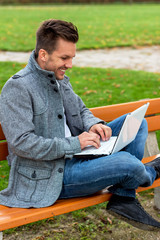 Obraz premium Mann mit Laptop im Park