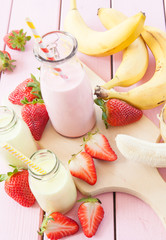 Milch mit frischen Erdbeeren und Banane