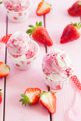 Milcheis mit frischen Erdbeeren