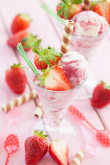 Milcheis mit frischen Erdbeeren