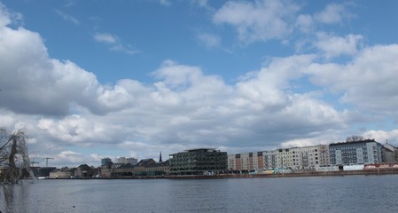 Blick &uuml;ber die Spree zum ehemaligen Osthafen (2015)