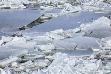 Fototapeta na wymiar breaking of the ice on the river in the spring