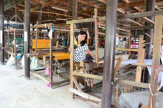 Thai woman portriat with Old Silk weaving machine