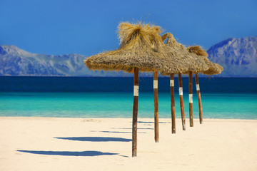 Sonnenschirme am Strand