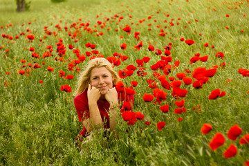 girl on the poppy field smiling