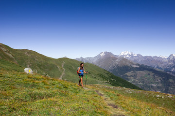 Fototapeta na wymiar Ragazza cammina in montagna