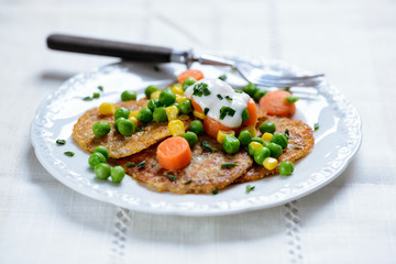 Kartoffelpuffer mit buntem Gemüse und Sojajoghurt, vegan
