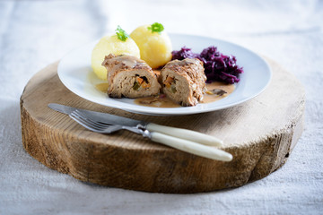 Sojaroulade mit Thüringer Klößen und Rotkohl