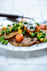 Kartoffelpuffer mit buntem Gemüse und Sojajoghurt, vegan