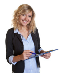 Sekretärin mit blonden Locken und Clipboard