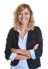 Selbstbewusste Frau mit blonden Locken und Blazer