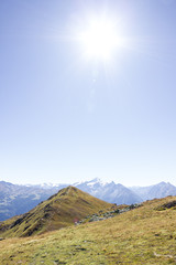 Panorama di montagna con sole