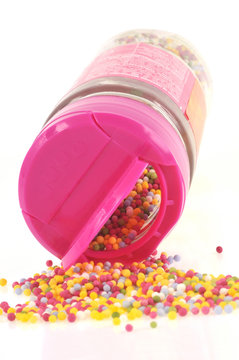 Pot de vermicelles color&eacute;s en sucre