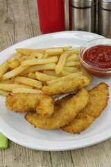 beignets de poulet panées et frites