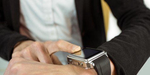 Obraz na płótnie Canvas Businesswoman using a smart watch