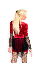 Blonde Frau mit rotem Kleid