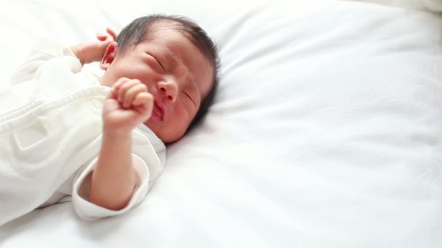 泣く赤ちゃん