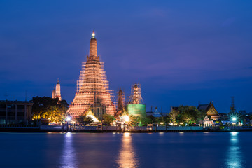 Fototapeta premium temple of dawn (wat arun) in bangkok ,thailand renovate and repa