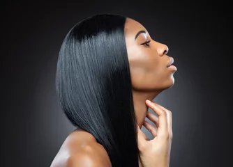 Cercles muraux Salon de coiffure Profil d& 39 une beauté noire aux cheveux raides parfaits