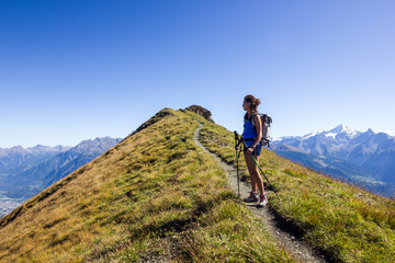 Fototapeta premium Ragazza fa trekking in montagna