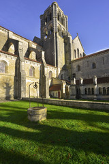 Fototapeta premium Basilique Sainte-Marie-Madeleine et son puit à Vézelay (89450), département de l'Yonne en région Bourgogne-Franche-Comté, France 
