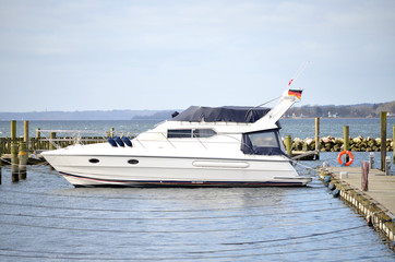 Motoryacht an Bootsteg