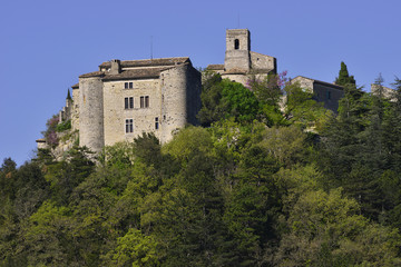 Fototapeta na wymiar Saint Thomé (07220) sur son rocher, département de l'Ardèche en région Auvergne-Rhône-Alpes, France