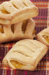 Small strudel cake with lemon