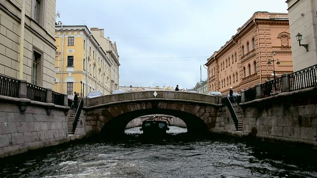 Walk to St. Petersburg by boat