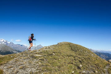 Fototapeta premium Ragazza cammina in montagna