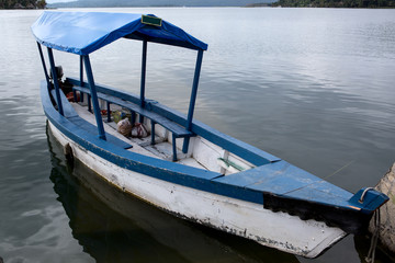 Obraz na płótnie Canvas water taxi on lake peten itza guatemala