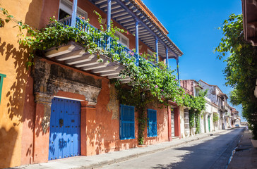 Fototapeta na wymiar Hermosas fachadas de las casas coloniales y calles de la ciudad amurallada de Cartagena de Indias en Colombia. 