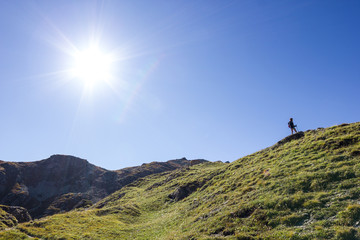 Ragazza solitaria in montagna 