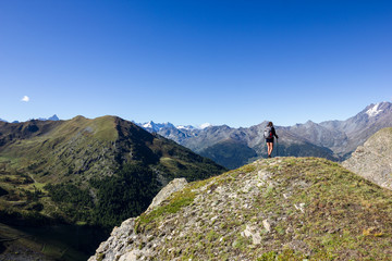 Ragazza cammina in montagna