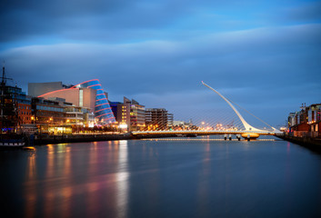 Fototapeta premium Mosty w Dublinie w Irlandii