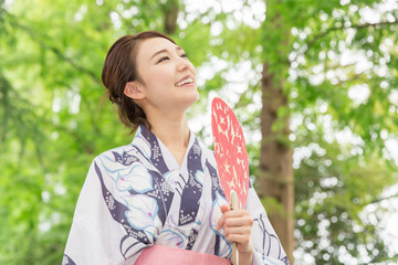 浴衣を着た女性