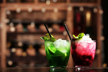 Crédence de cuisine en verre imprimé Cocktail Glasses of cocktails on bar background