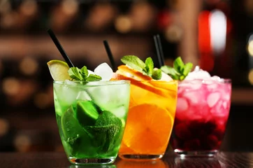 Fotobehang Cocktail Glazen cocktails op barachtergrond