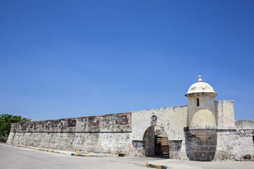 Fototapeta na wymiar Muralla del histórico Fuerte de San Sebastian del Pastelillo ubicado en Manga en la ciudad antigua de Cartagena de Indias en Colombia.